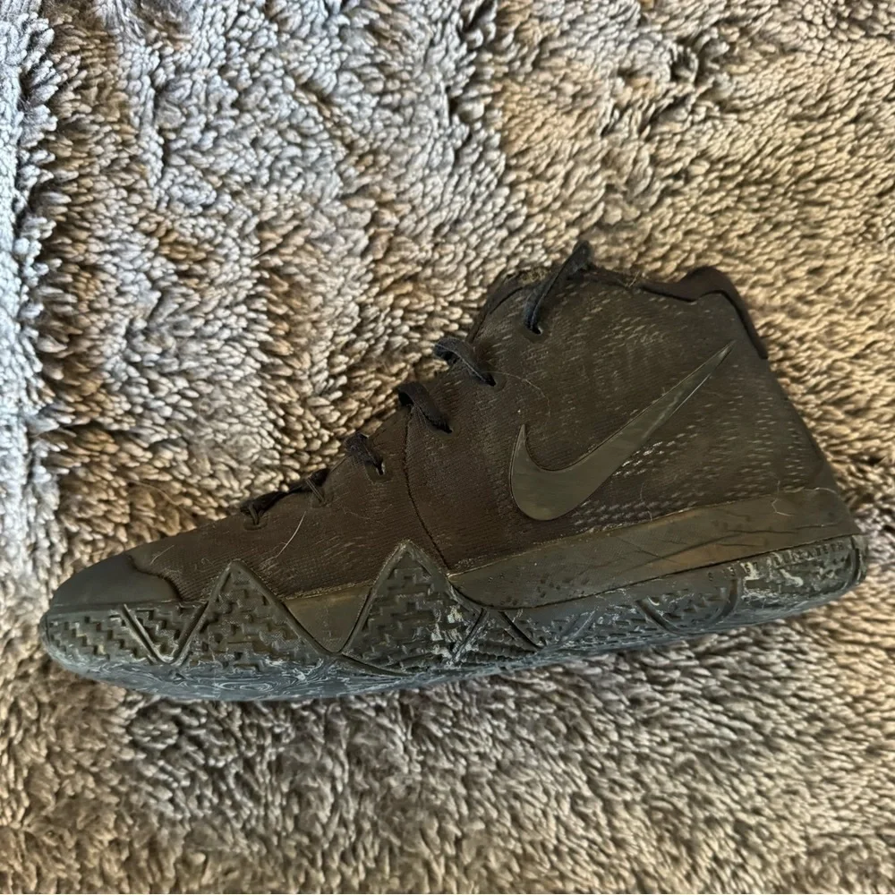 NIKE Kyrie 4 Blackouts Kids Basketball Shoes